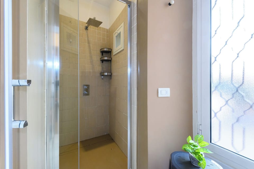 Comfort Double Room | Bathroom | Hair dryer, towels, soap, shampoo