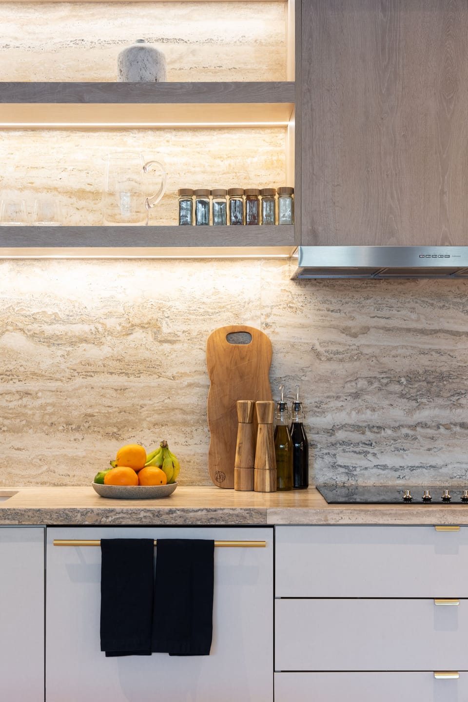 Full-size fridge, microwave, oven, stovetop