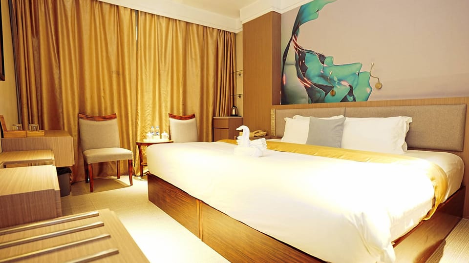 Premium bedding, down comforters, in-room safe, individually decorated