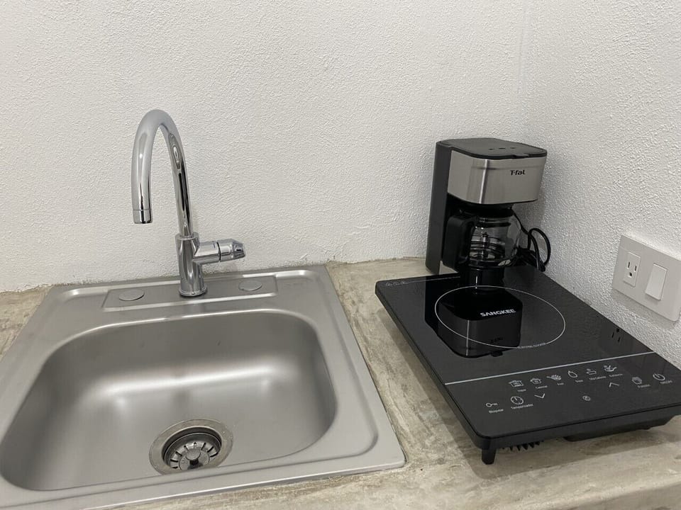 Espresso maker, stovetop, cookware/dishes/utensils