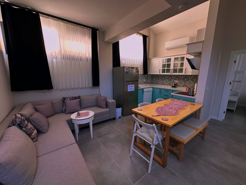 Deluxe Villa, 4 Bedrooms, Private Bathroom, Mountain View | Living area