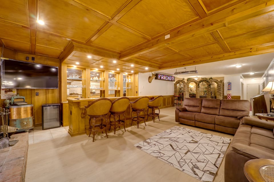 Entertainment Lounge | Bar | Smart TV | Fireplace