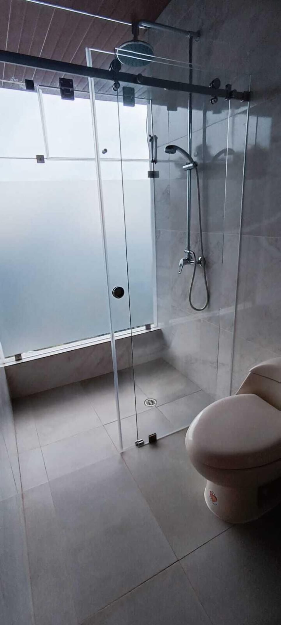 Panoramic Suite | Bathroom | Free toiletries