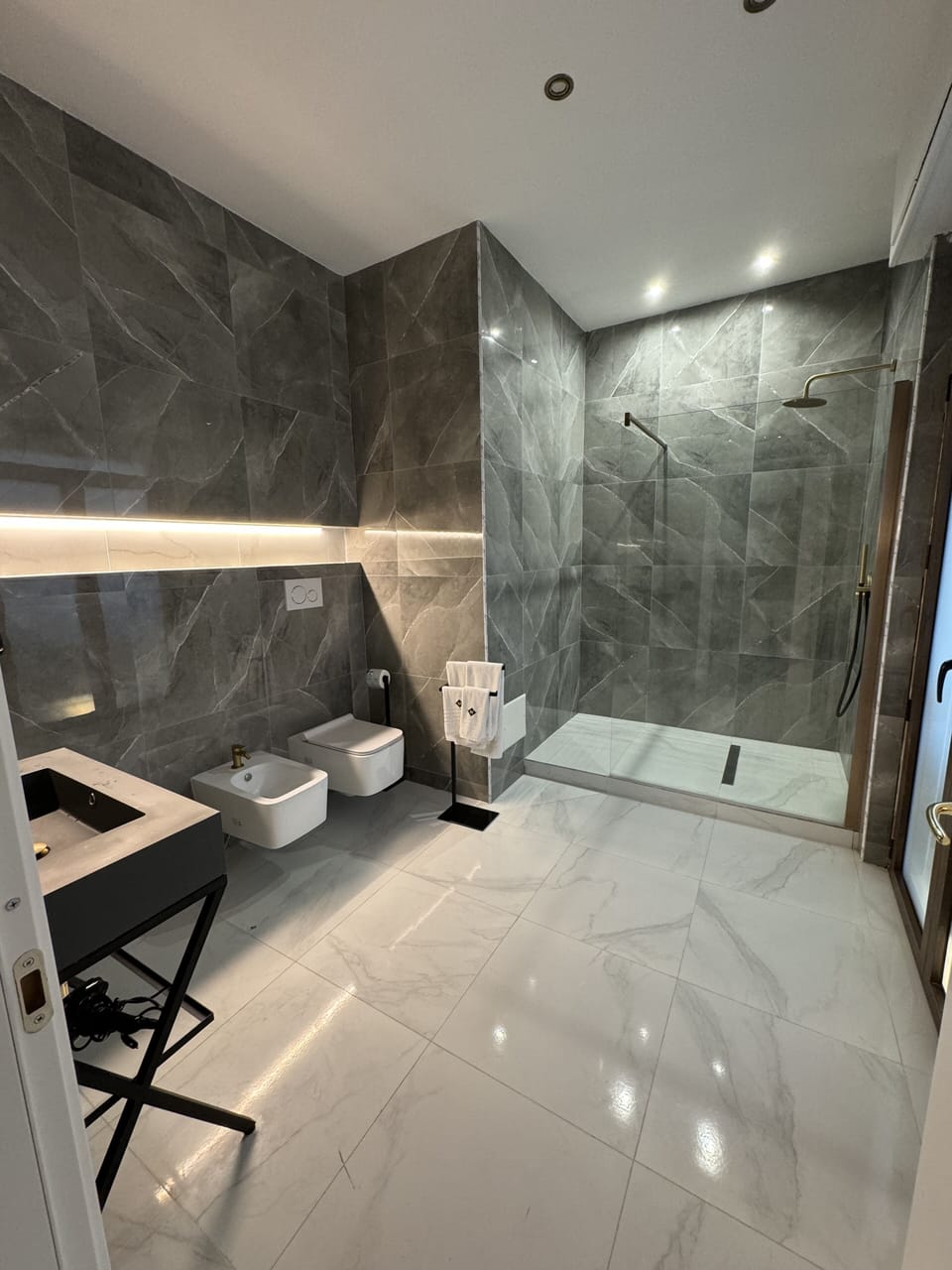 Superior Double Room | Bathroom | Shower, hair dryer, bathrobes, slippers