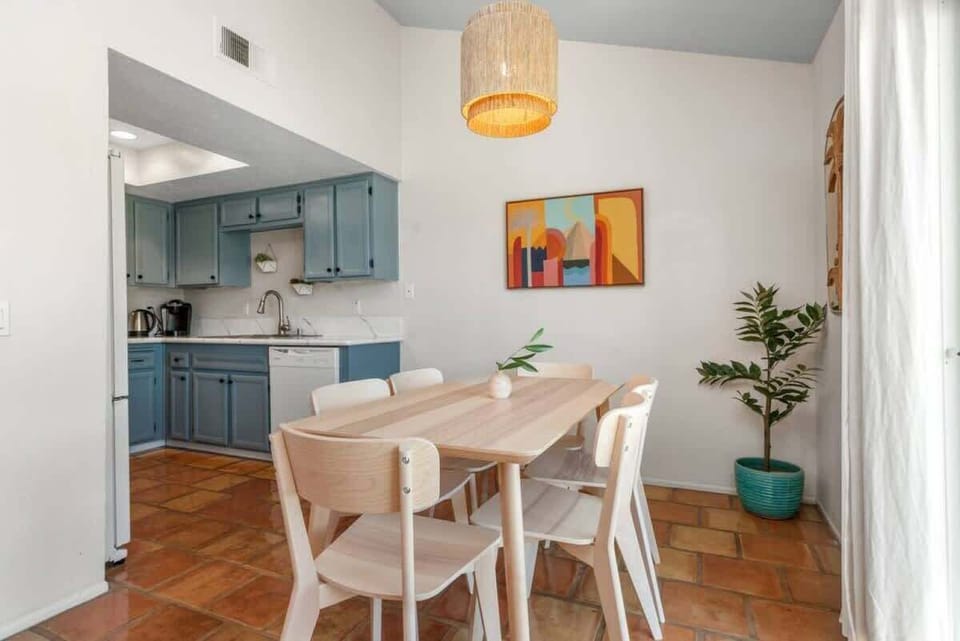 Ample seating for 6 at the kitchen table.