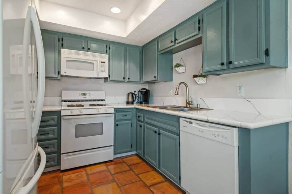 Fully equipped & Remodeled kitchen ready for anything!