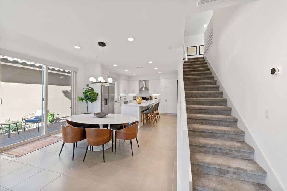Spacious kitchen with Modern dining setup for 6.