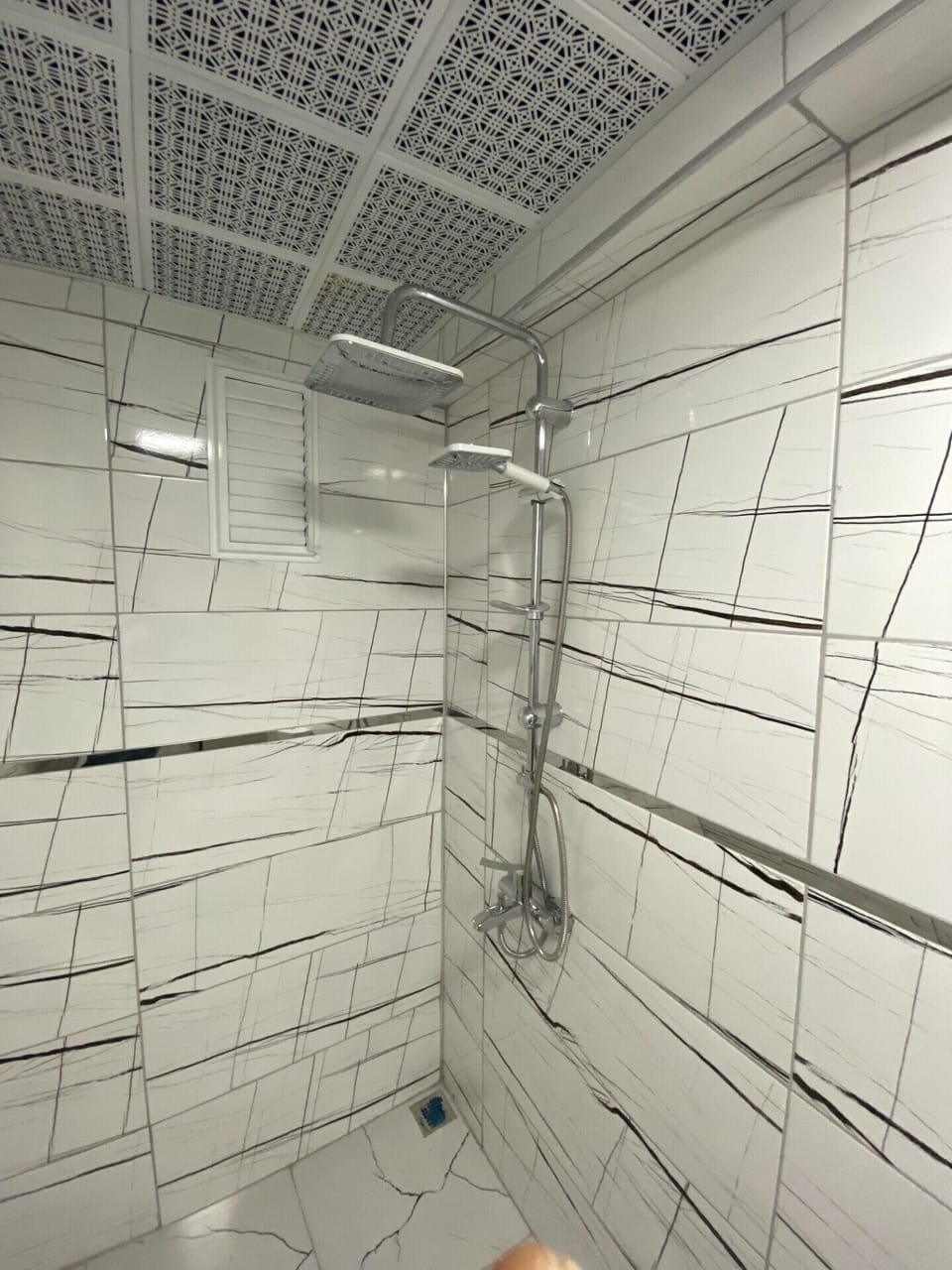 Basic Studio Suite | Bathroom | Hydromassage showerhead, hair dryer, slippers, towels