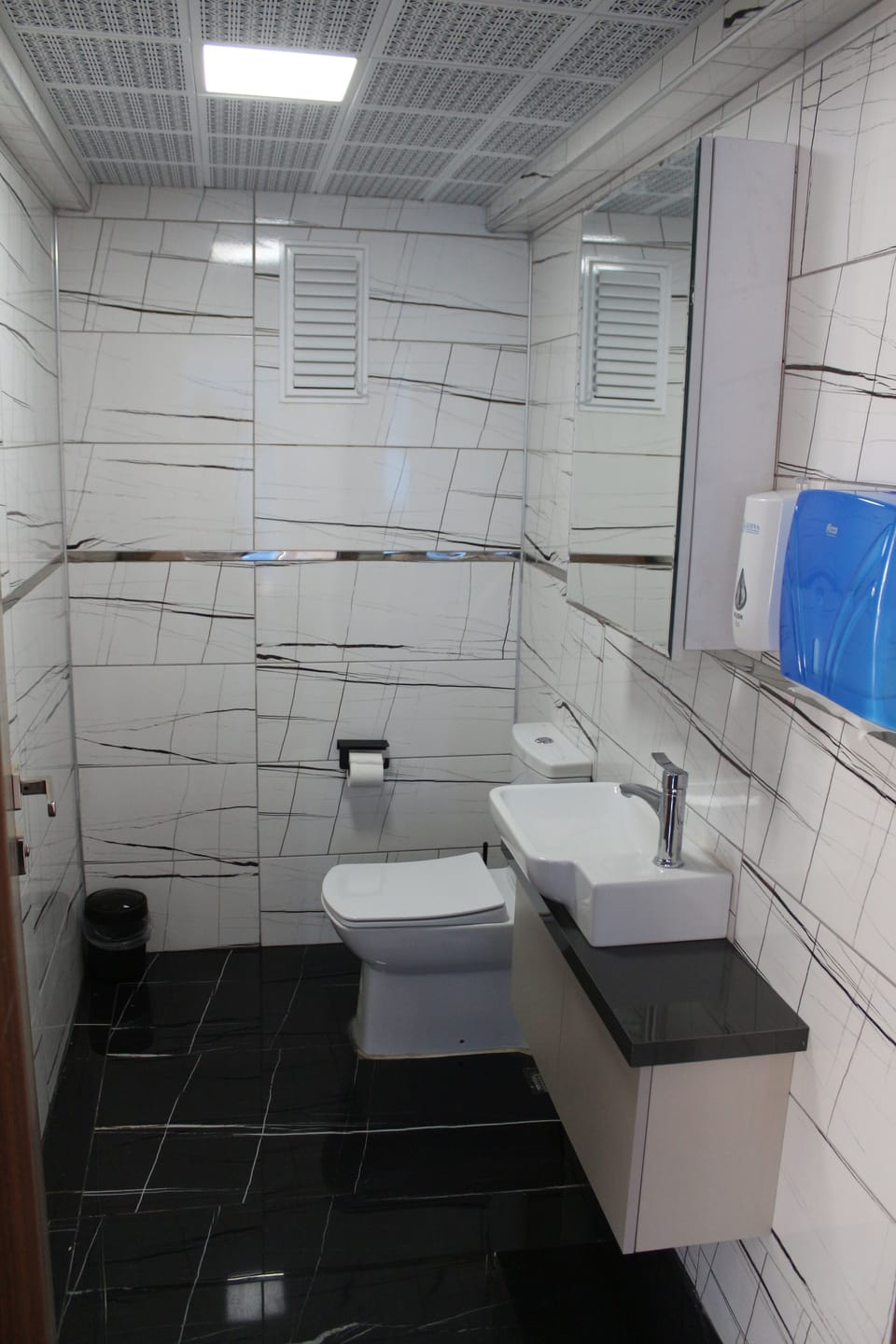 Basic Studio Suite | Bathroom | Hydromassage showerhead, hair dryer, slippers, towels