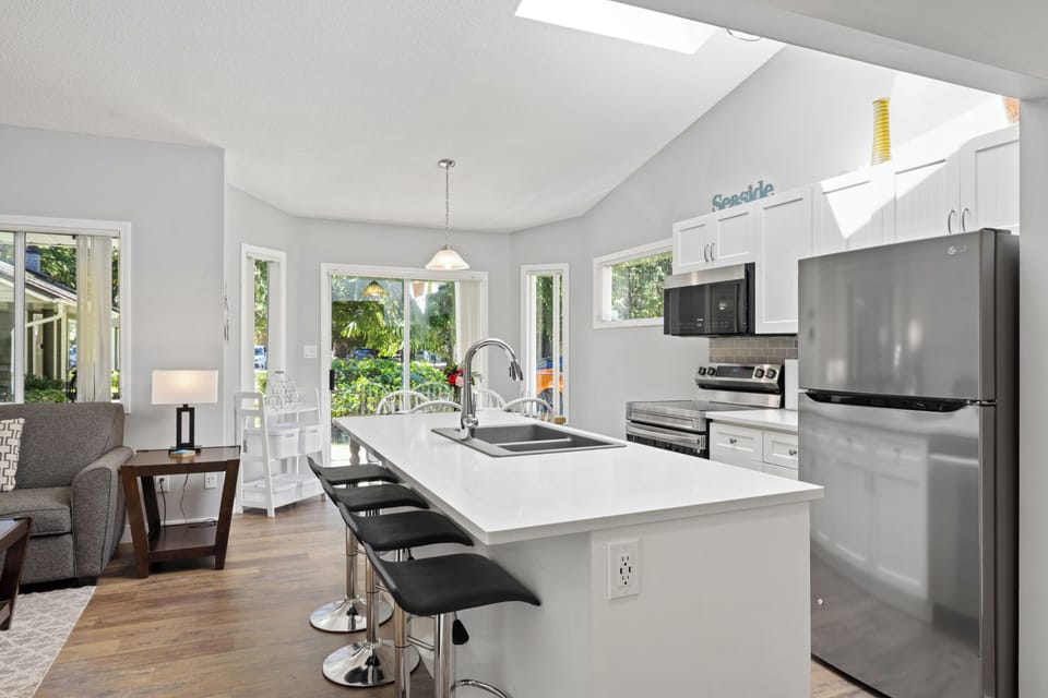 Unit 10-2 Bedrooms | Private kitchen | Fridge, microwave, oven, stovetop