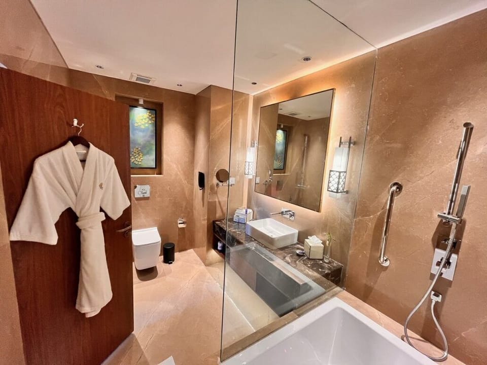 Suite (Vivanta) | Bathroom | Bathtub, hair dryer, bathrobes, slippers