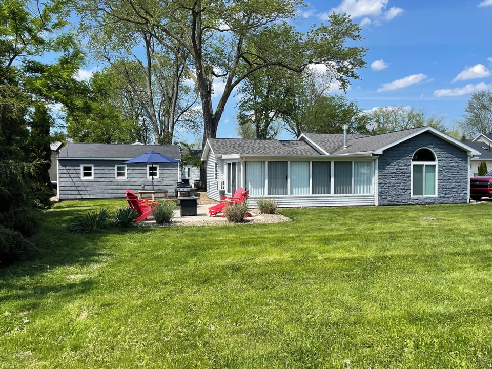 Large fenced in yard perfect for kids or adults.  Toss the football or frisbee!