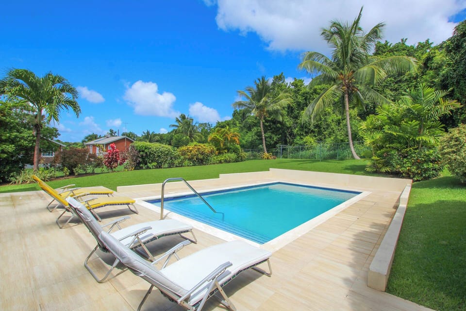 This expansive 4-bed property has a lovely large grounds, great for families or a group of friends