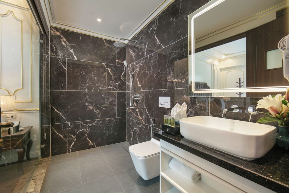 Standard Room | Bathroom | Rainfall showerhead, free toiletries, hair dryer, slippers