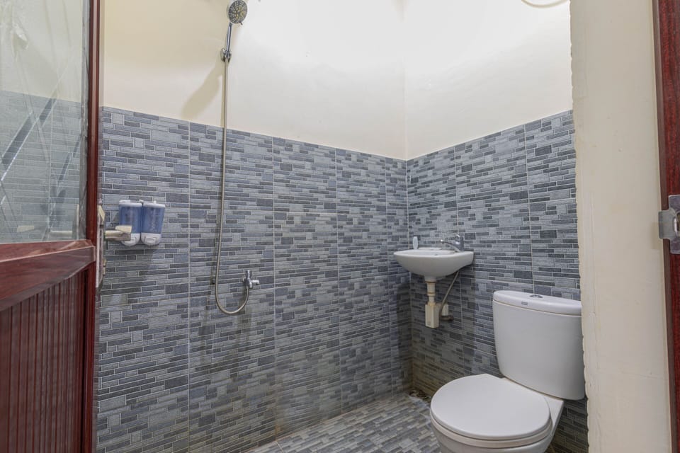 Deluxe Room | Bathroom | Shower, towels