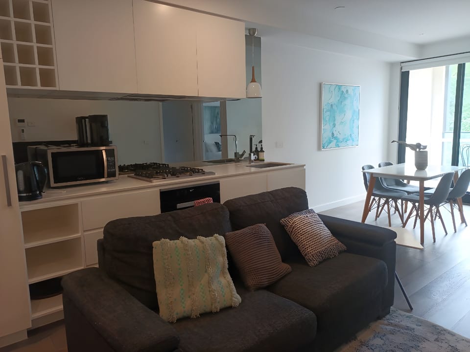 Deluxe Apartment | Private kitchen | Fridge, microwave, oven, stovetop