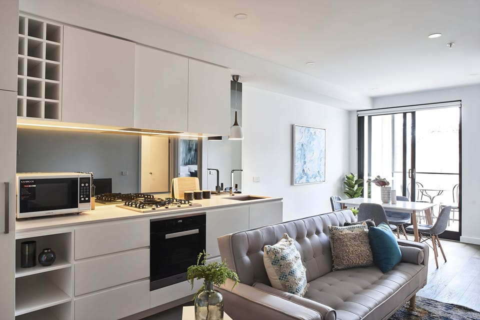 Deluxe Apartment | Private kitchen | Fridge, microwave, oven, stovetop