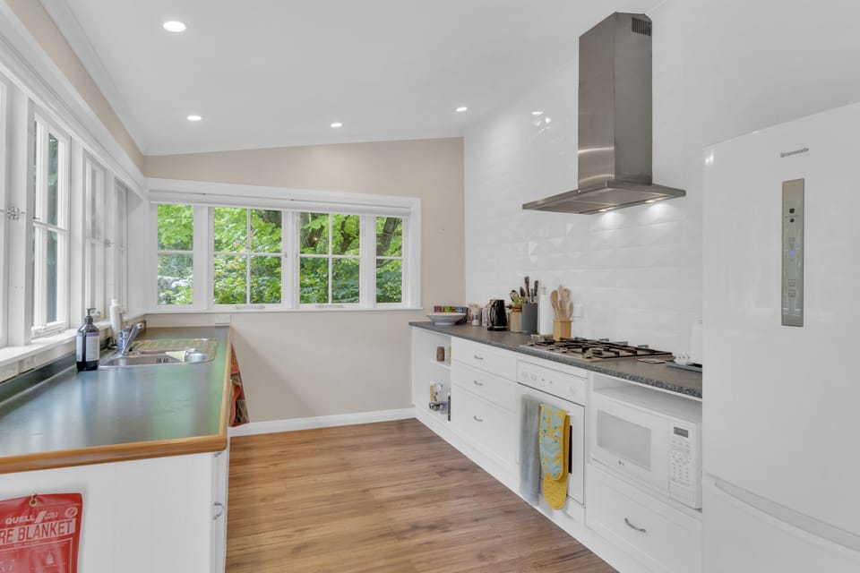 Fully equiped kitchen with gas hob, oven and microwave.