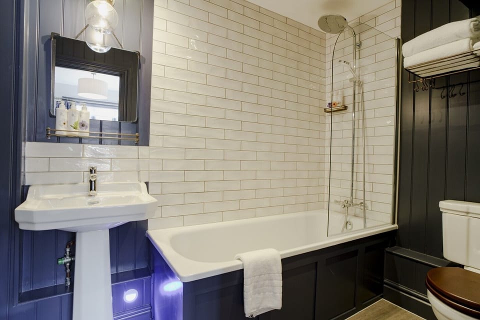 Classic Double Room, 1 Queen Bed | Bathroom | Combined shower/tub, free toiletries, hair dryer, towels