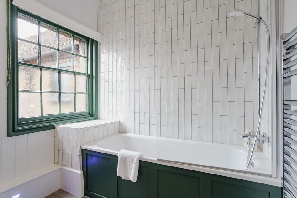 Classic Double Room, 1 Queen Bed | Bathroom | Combined shower/tub, free toiletries, hair dryer, towels