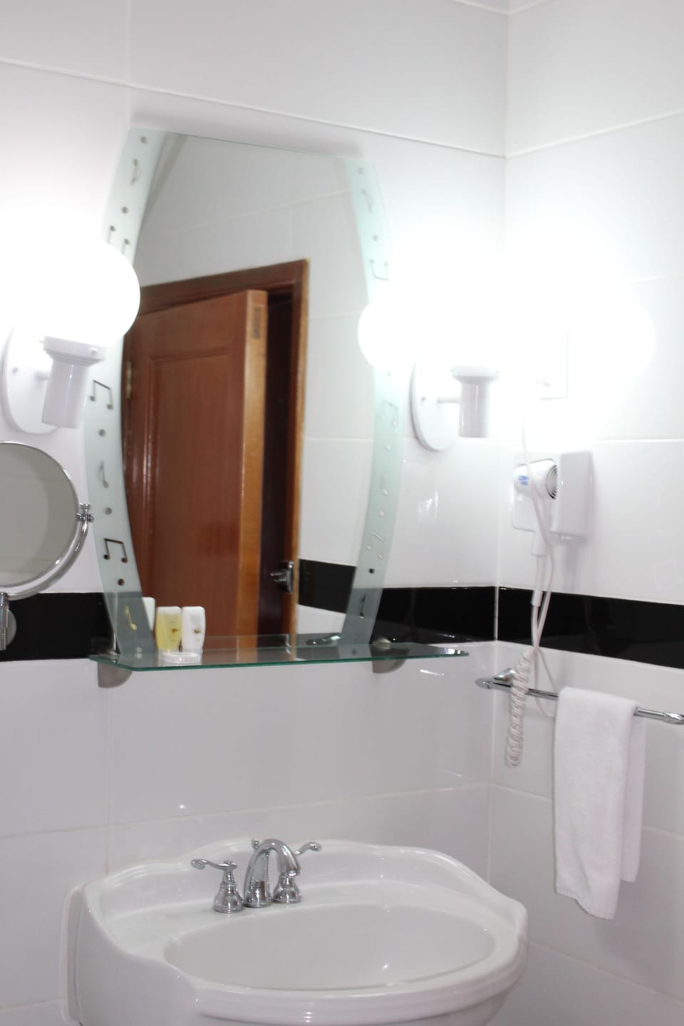 Standard Room, 1 Queen Bed, Non Smoking | Bathroom | Combined shower/tub, free toiletries, hair dryer, towels