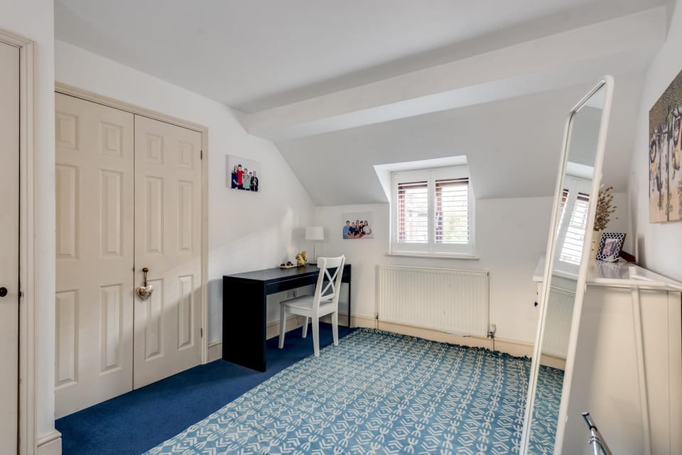 House | 2 bedrooms, desk