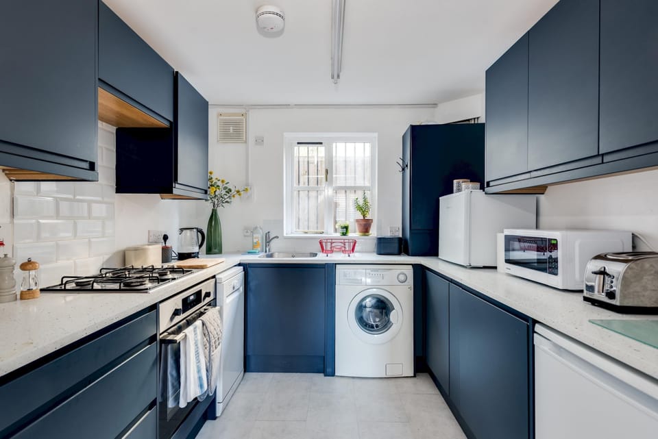 House | 2 bedrooms, desk