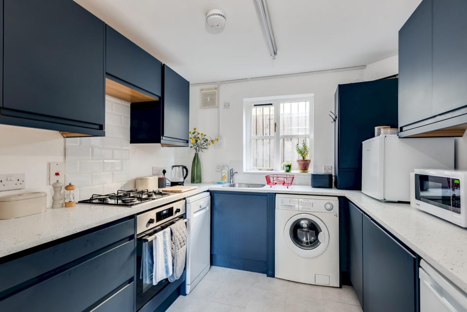 House | 2 bedrooms, desk