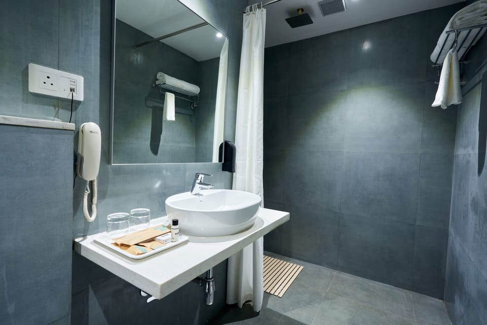 Deluxe Room | Bathroom | Shower, free toiletries, hair dryer, bathrobes