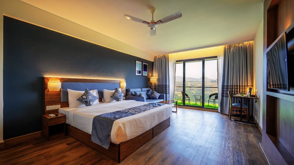 Splendour Premium Valley View with Balcony | Minibar, in-room safe, desk, blackout drapes