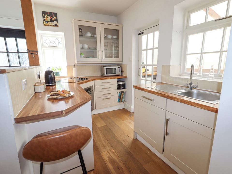Cottage | Private kitchen | Fridge, dishwasher, electric kettle, toaster