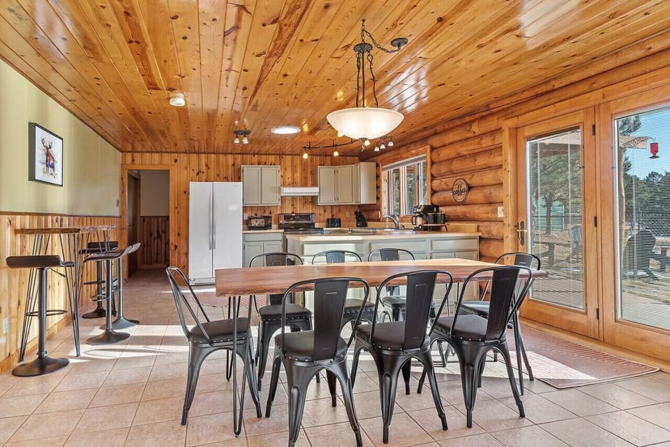 A seamlessly integrated dining and kitchen area, featuring a spacious countertop and stylish stools, perfect for comfortable dining and casual conversations in a modern setting