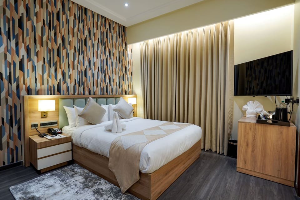 Deluxe Room | In-room safe, desk, blackout drapes, iron/ironing board