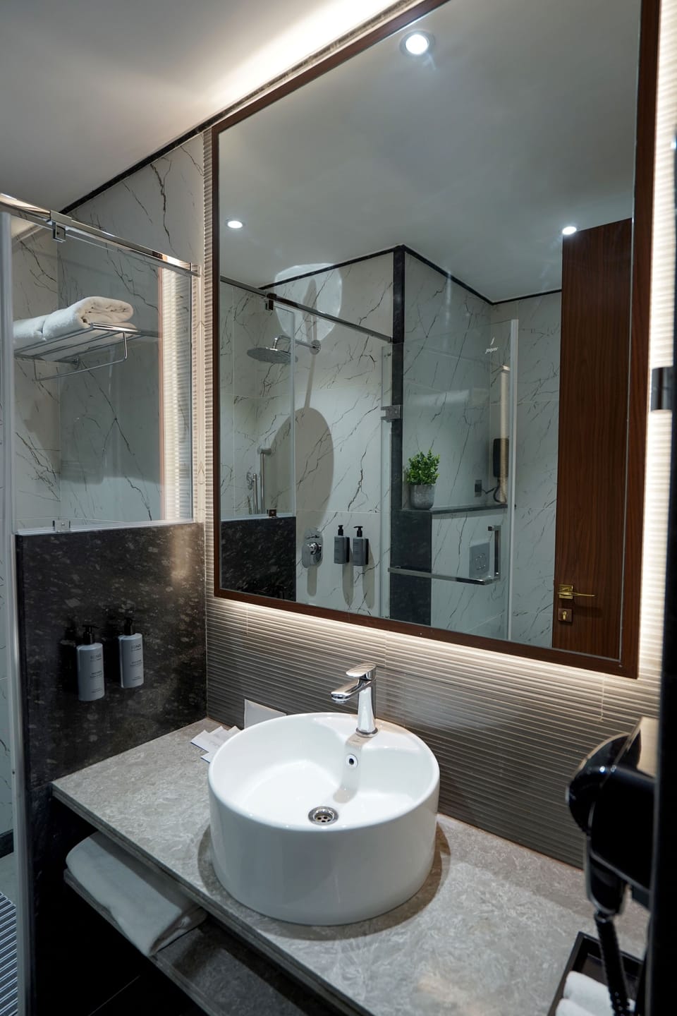 Deluxe Room | Bathroom | Slippers