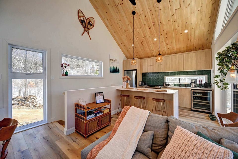 Cozy and welcoming living room with a wood-burning fireplace, perfect for your relaxing evenings.