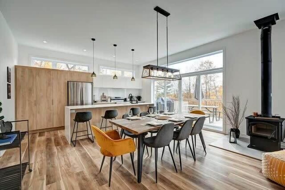 Cuisine et salle à manger spacieuses pour accueillir vos repas.