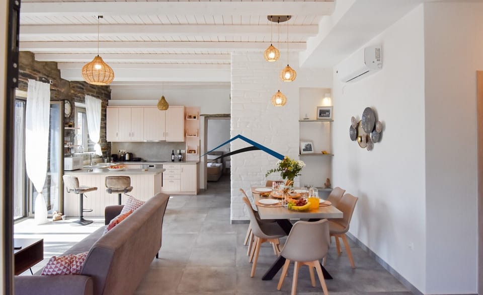 The seating area, dining area and kitchen