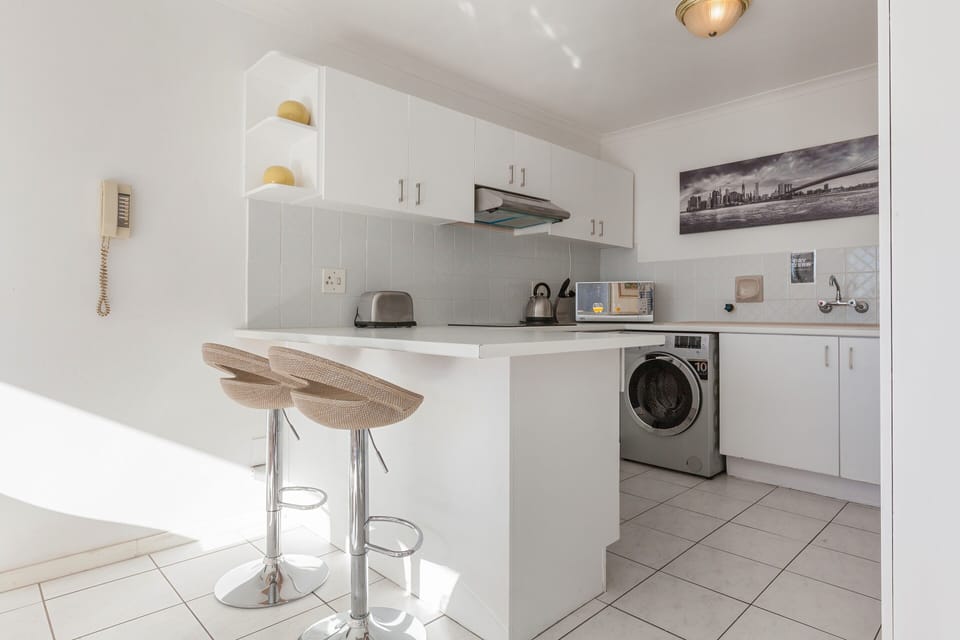 Apartment (2 Bedrooms) | Private kitchen | Full-size fridge, microwave, oven, stovetop