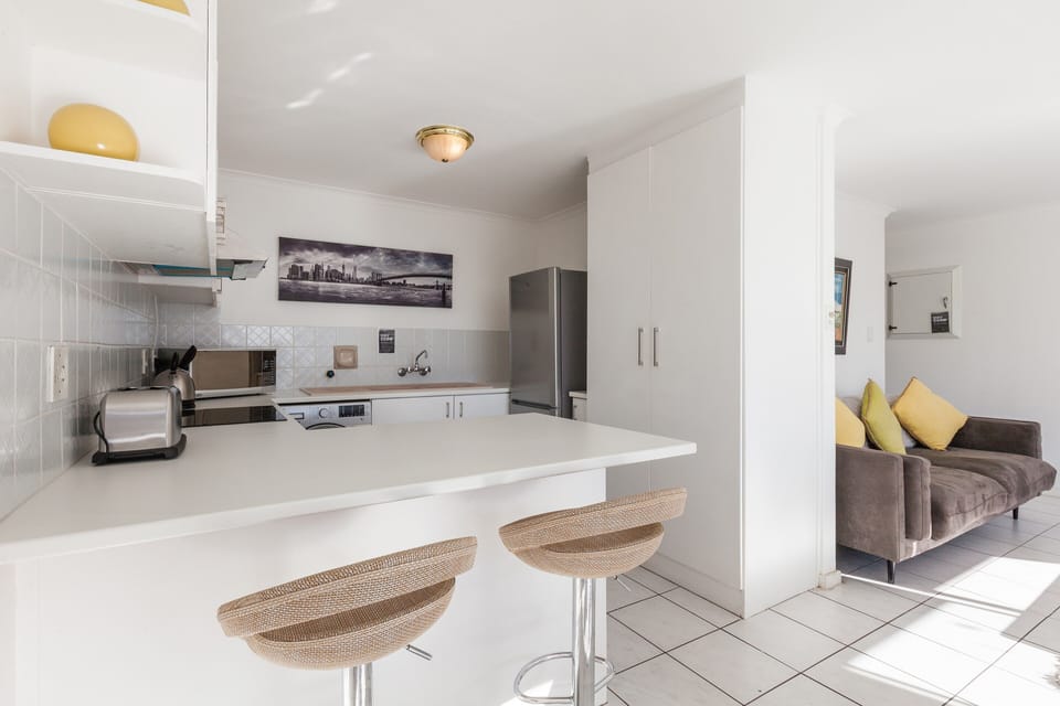 Apartment (2 Bedrooms) | Private kitchen | Full-size fridge, microwave, oven, stovetop