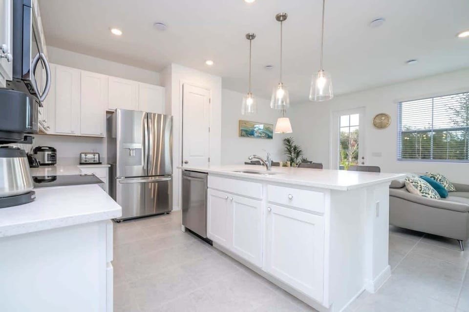 Our fully equipped modern kitchen features stainless steel appliances and ample counter space. Whether you are a chef or just heating up leftovers, this bright space has everything you need.