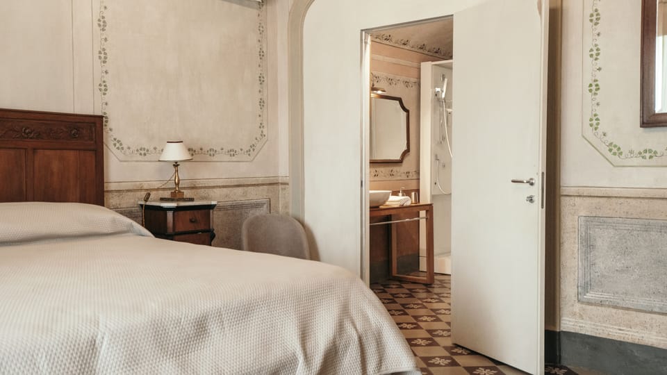 Classic Suite | Minibar, desk, iron/ironing board, free WiFi
