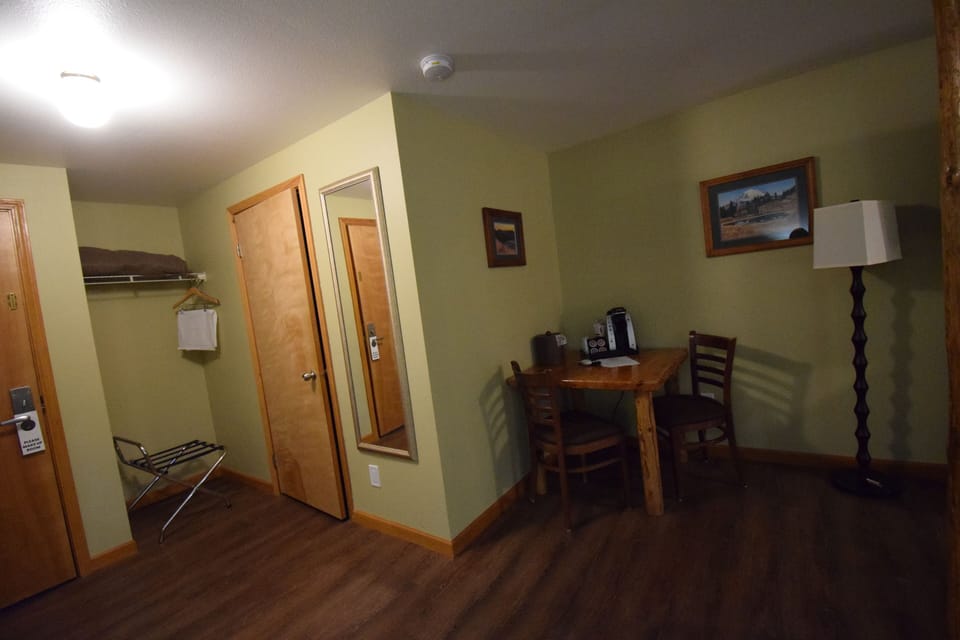 Premium King Suite No Pets | In-room dining