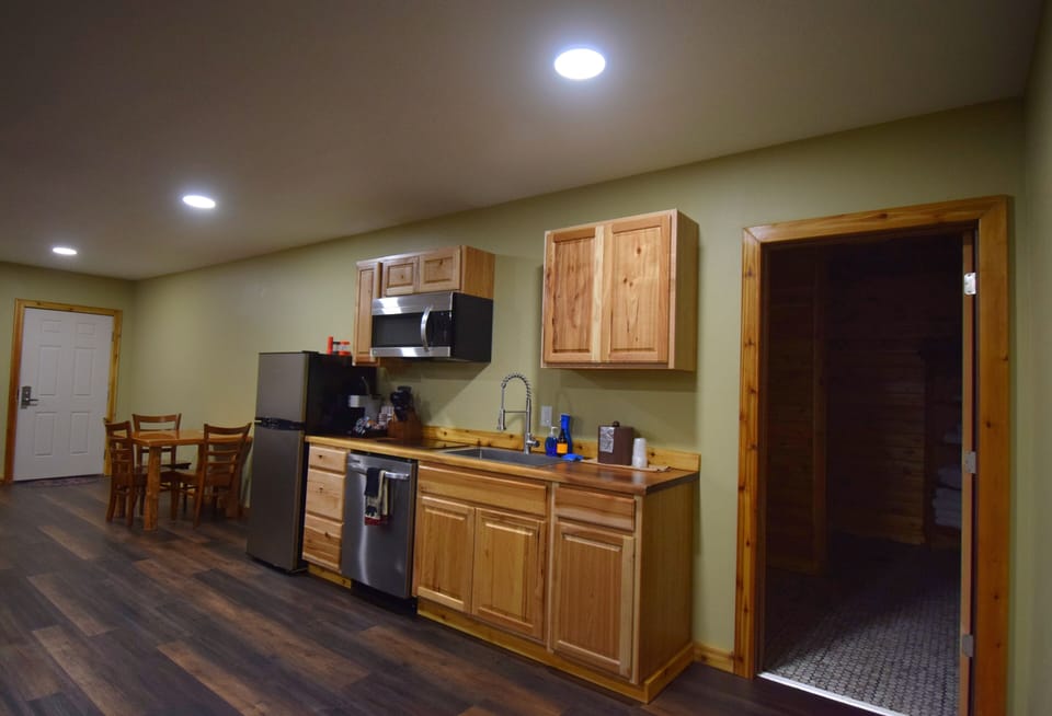 Executive Suite, Multiple Beds (Junior Suite) | Private kitchenette | Microwave, coffee/tea maker