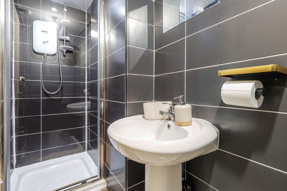 Executive Apartment, 2 Bedrooms | Bathroom | Designer toiletries, towels, soap, shampoo