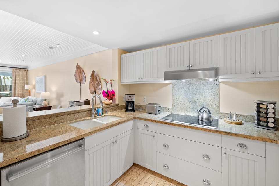 Gourmet kitchen! - Fully stocked, Wolf appliances and Sub-Zero fridge/freezer. Just bring your food and coffee!