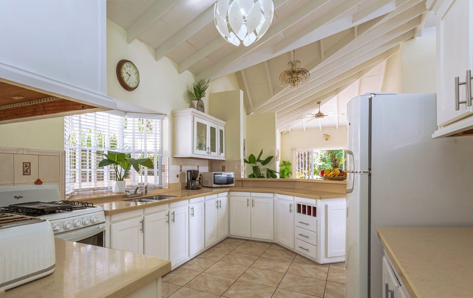 Villa, 5 Bedrooms | Private kitchen | Fridge, oven, coffee/tea maker, toaster