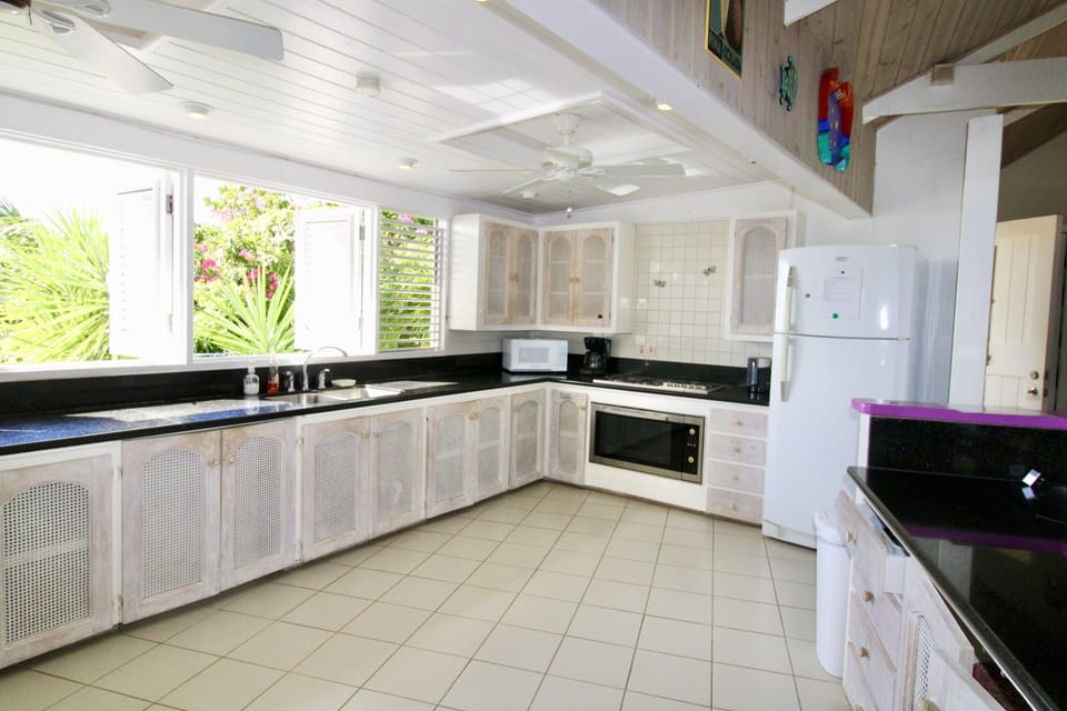 Villa, 3 Bedrooms | Private kitchen | Fridge, oven, coffee/tea maker, toaster