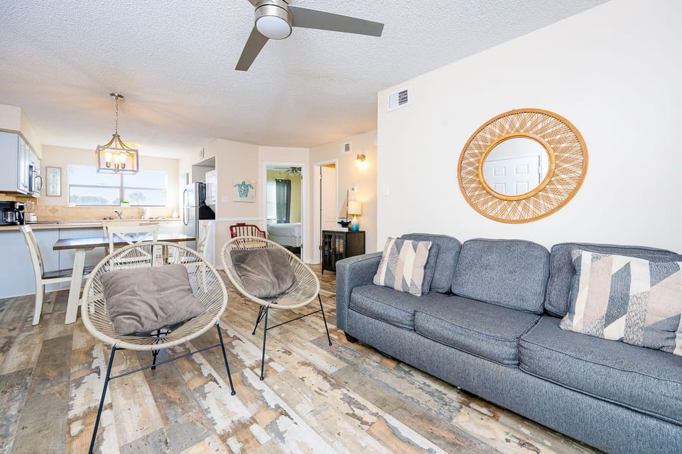 Condo, 2 Bedrooms | Living area