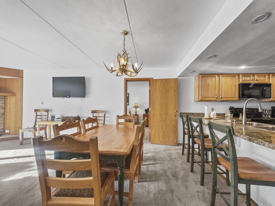 Condo, 2 Bedrooms | Dining