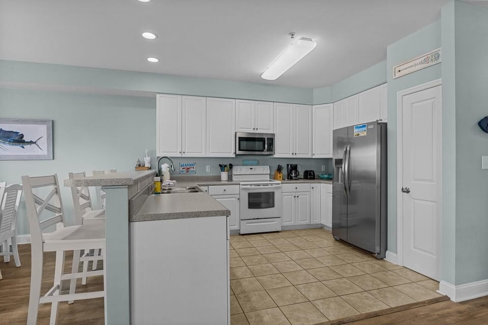 Condo, 3 Bedrooms | Private kitchen | Fridge, oven, coffee/tea maker, toaster